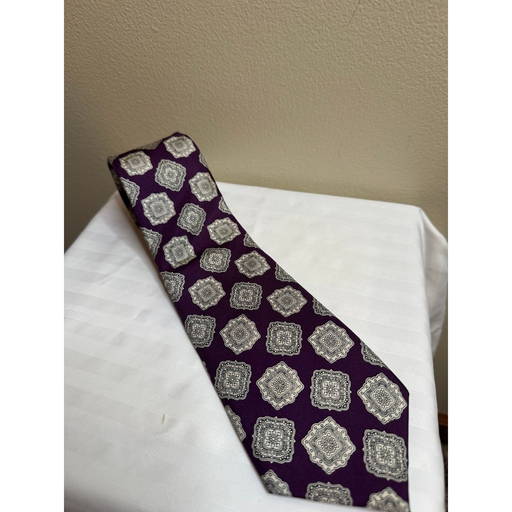 Oscar de la Renta Mens Silk Tie Purple Geometric Medallion Print Wide Necktie